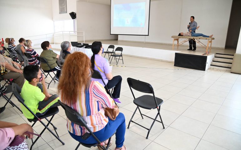 CAPACITAN A VOLUNTARIAS DEL DIF MUNICIPAL CON TALLERES DE CUIDADO DE LA SALUD