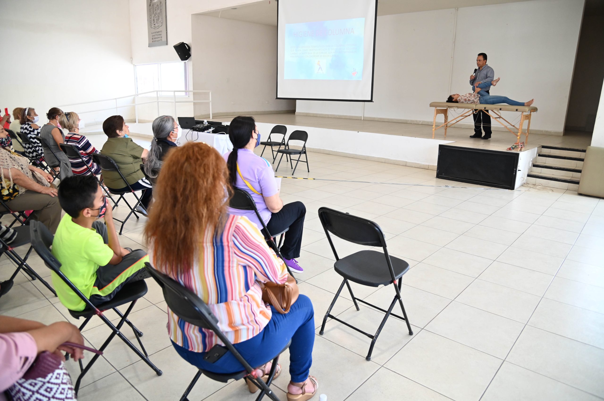 CAPACITAN A VOLUNTARIAS DEL DIF MUNICIPAL CON TALLERES DE CUIDADO DE LA SALUD
