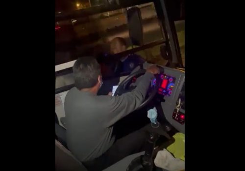 “¿Me pagas o te reviento tus cristales?” Montachoques