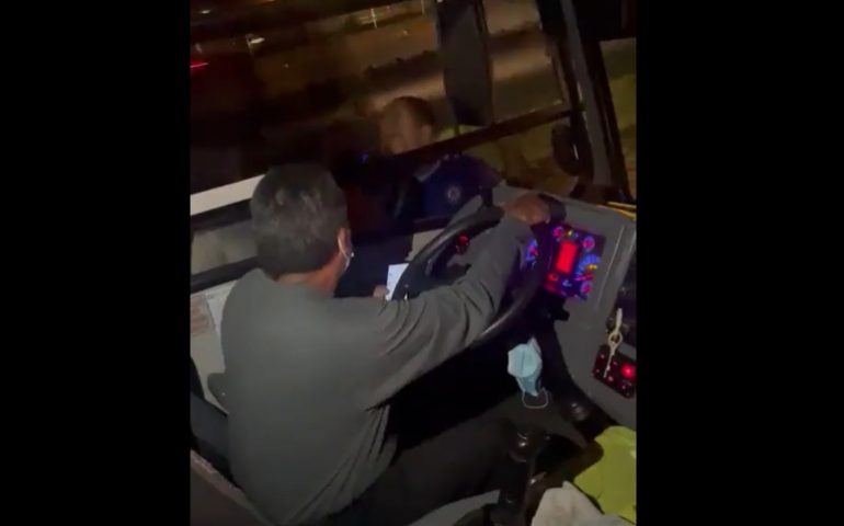 “¿Me pagas o te reviento tus cristales?” Montachoques