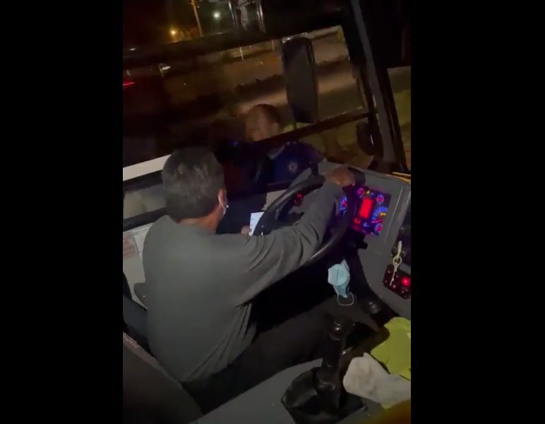 “¿Me pagas o te reviento tus cristales?” Montachoques