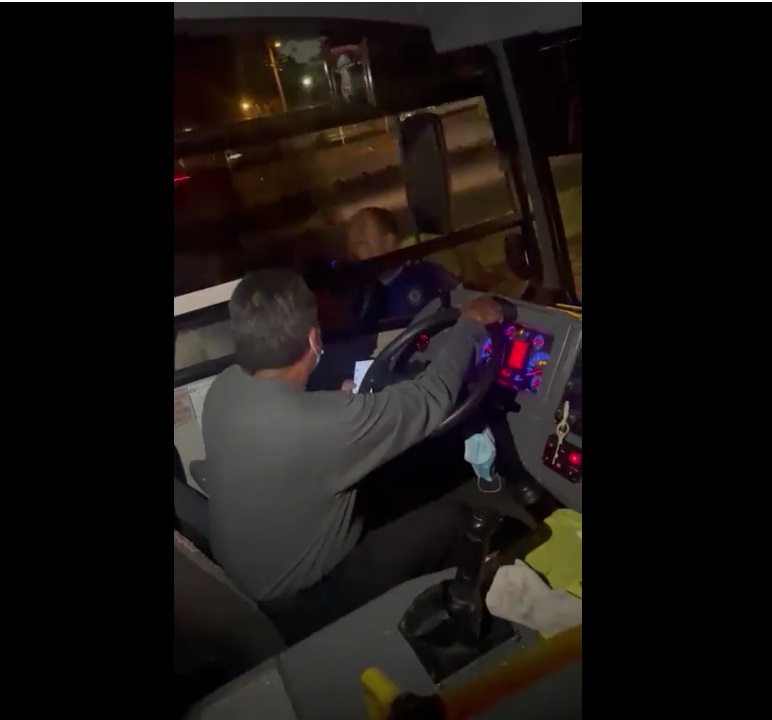 “¿Me pagas o te reviento tus cristales?” Montachoques