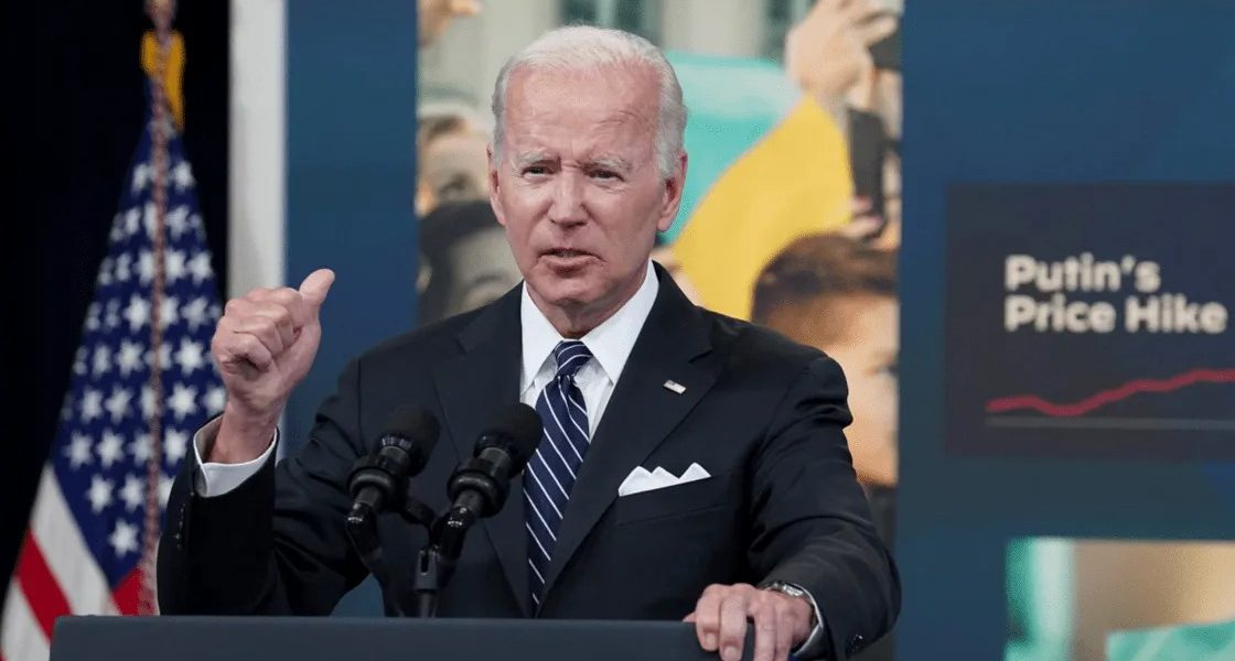 Biden pedirá suspender el impuesto federal a la gasolina por tres meses