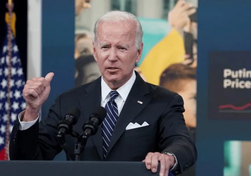 Biden pedirá suspender el impuesto federal a la gasolina por tres meses