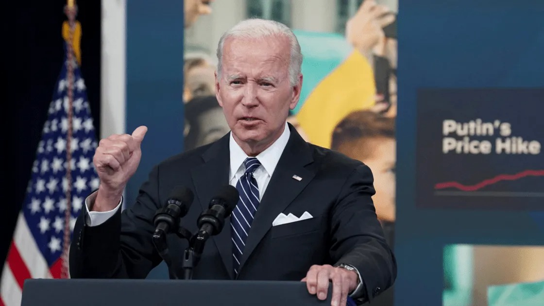 Biden pedirá suspender el impuesto federal a la gasolina por tres meses