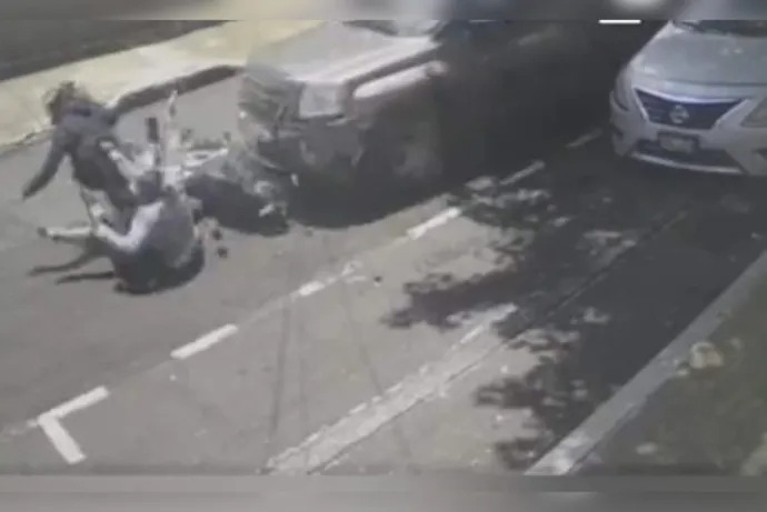 Conductor arrolla a delincuentes tras robo de 100 mil pesos en la CDMX
