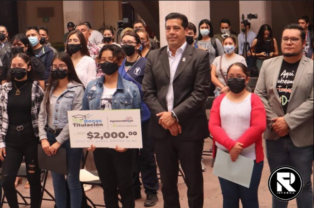 Ayuntamiento entrega becas de titulación