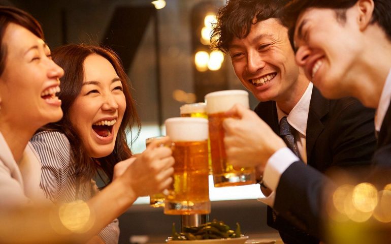 Japón busca incitar a sus jóvenes a beber más alcohol