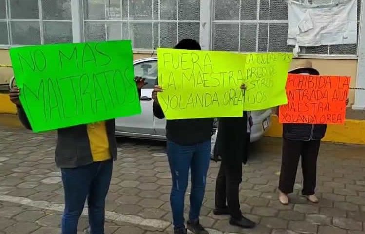 Maestra cobra 5 pesos a sus alumnos que le llegan a verle el escote o las piernas