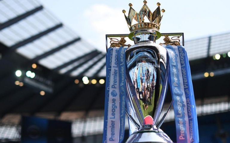 Protestan por la suspensión del Premier League tras la muerte de la Reina Isabel II