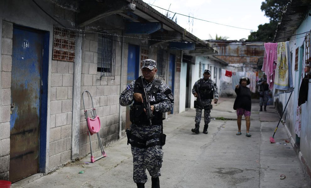 Hasta 10.000 militares cercan famoso barrio de El Salvador para capturar pandilleros