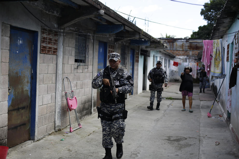 Hasta 10.000 militares cercan famoso barrio de El Salvador para capturar pandilleros
