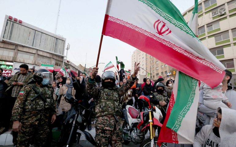 Irán condena a muerte por ejecución en público a hombre tras protestas