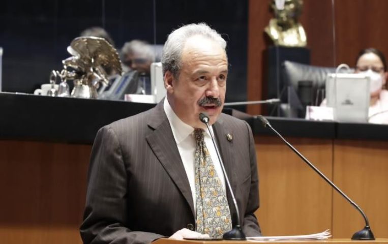 Tras votar en contra, de la Reforma Electoral, invitan al senador Rafael Espino a unirse al Grupo Plural