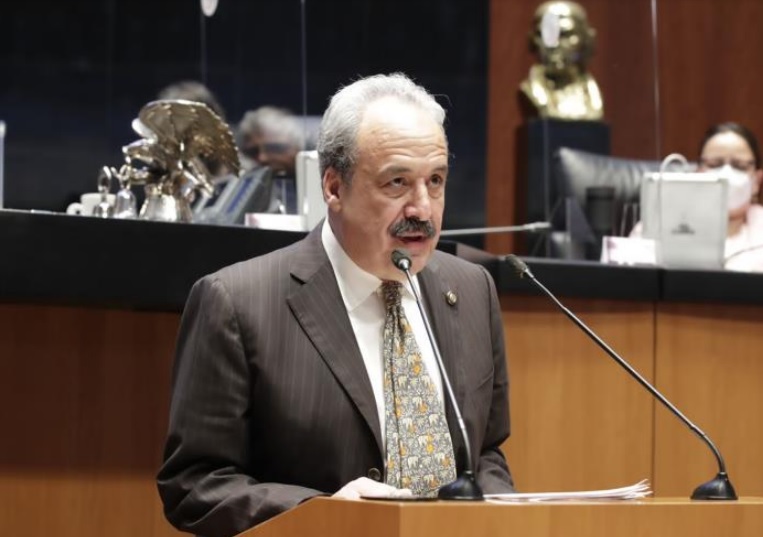 Tras votar en contra, de la Reforma Electoral, invitan al senador Rafael Espino a unirse al Grupo Plural