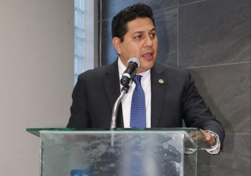 ESPECTACULARES TOTALMENTE FUERA DE LA LEY: JAVIER LUÉVANO NÚÑEZ