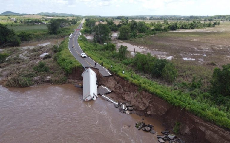 Se derrumba a unos días de ser inaugurado puente en Mazatlán El Quelite