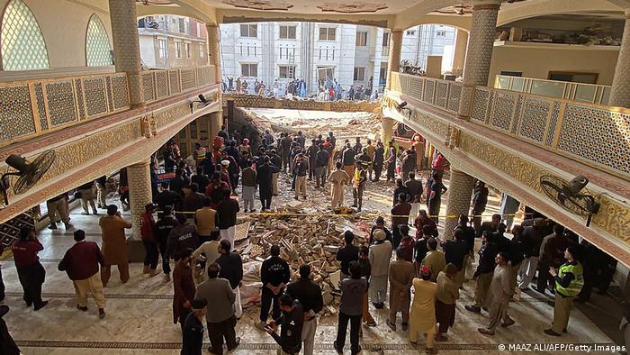 Ataque suicida en mezquita en Pakistán deja al menos 25 muertos y 120 heridos