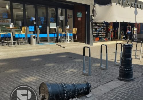 La Crítica Gráfica: Bolardo en el piso