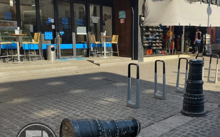 La Crítica Gráfica: Bolardo en el piso