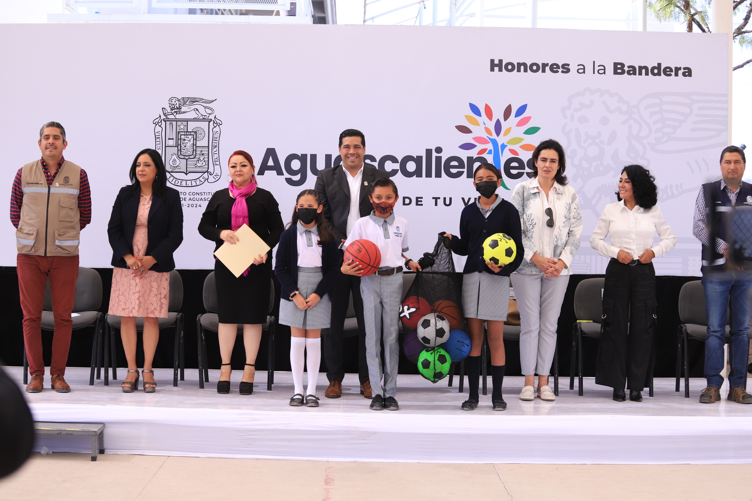 LEO MONTAÑEZ TOMA PROTESTA A NUEVOS INSPECTORES AMBIENTALES