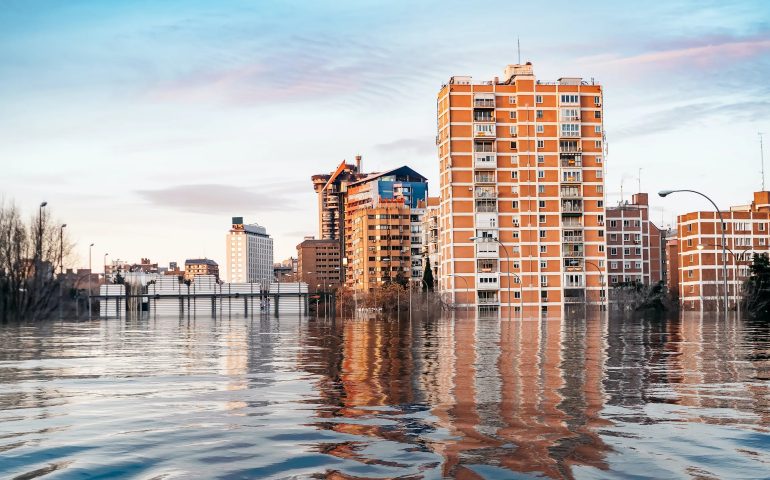 Subida del nivel del mar podría desencadenar un éxodo masivo de poblaciones, alerta la ONU