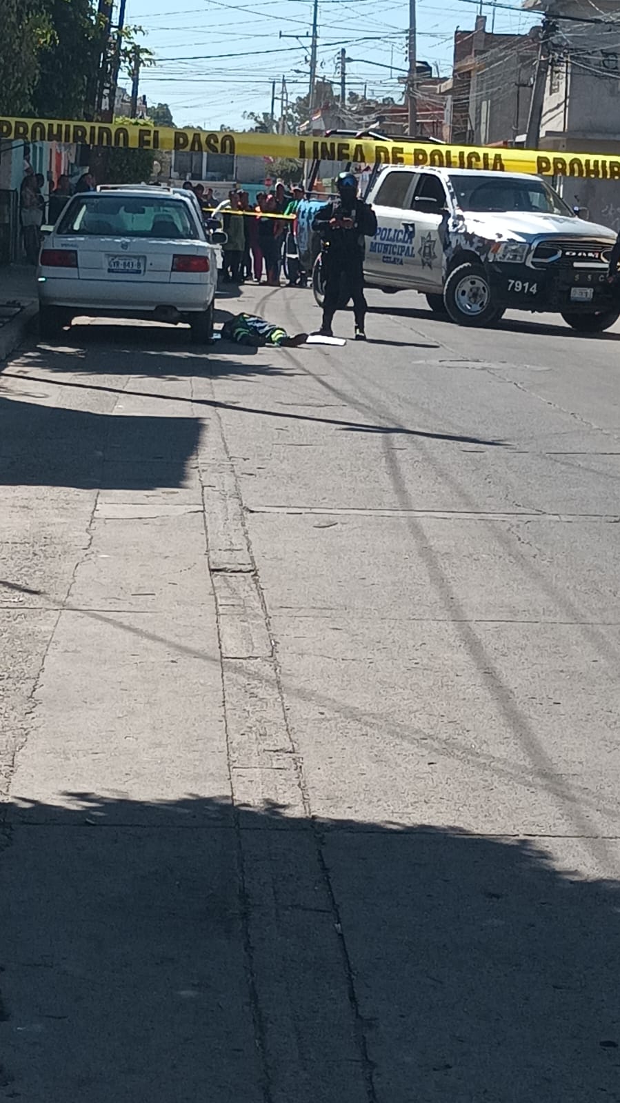 REPORTAN PERSONA EJECUTADA Y LE DEJAN CARTULINA