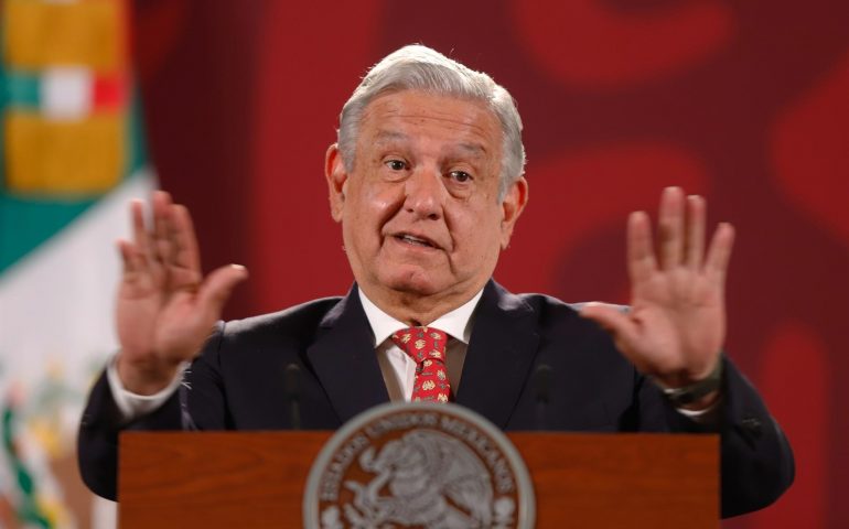 AMLO asevera que la radio es  “la campeona de la manipulación”