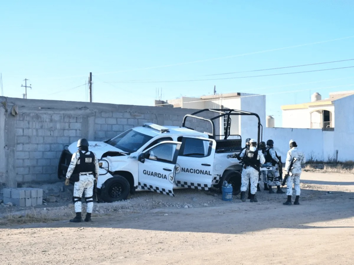 Sujetos armados roban vehículos de la Guardia Nacional tras reventar el portón en Guamúchil