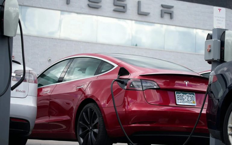 Tesla anuncia construcción de planta en México tras conversación con AMLO