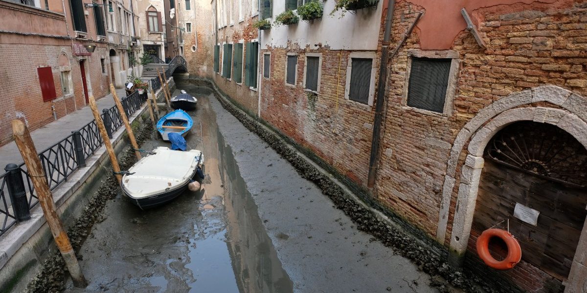 En periodo de mayor turismo, se reduce el agua en canales de Venecia