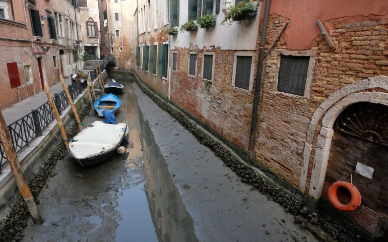 En periodo de mayor turismo, se reduce el agua en canales de Venecia