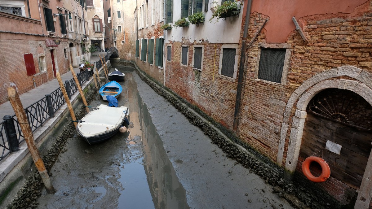En periodo de mayor turismo, se reduce el agua en canales de Venecia