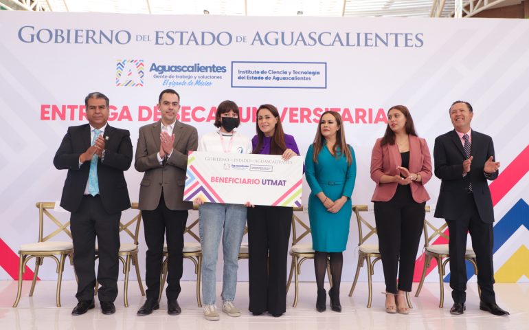 ENTREGA TERE JIMÉNEZ BECAS A UNIVERSITARIOS DESTACADOS; CUBREN LA COLEGIATURA DURANTE TODA SU CARRERA