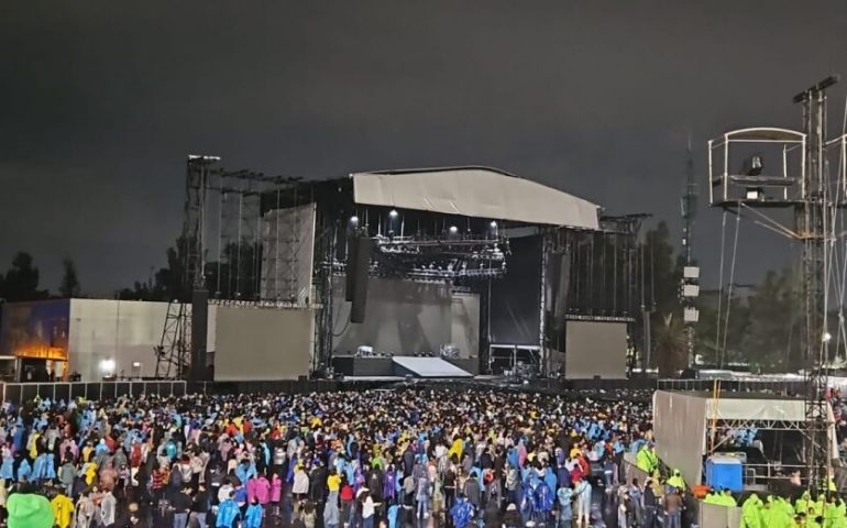 Billie Eilish cancela concierto en México por lluvia y sorprende con show acústico