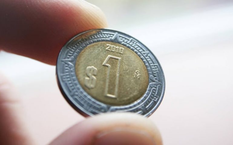Peso mexicano se deprecia por corrección del mercado y riesgos políticos