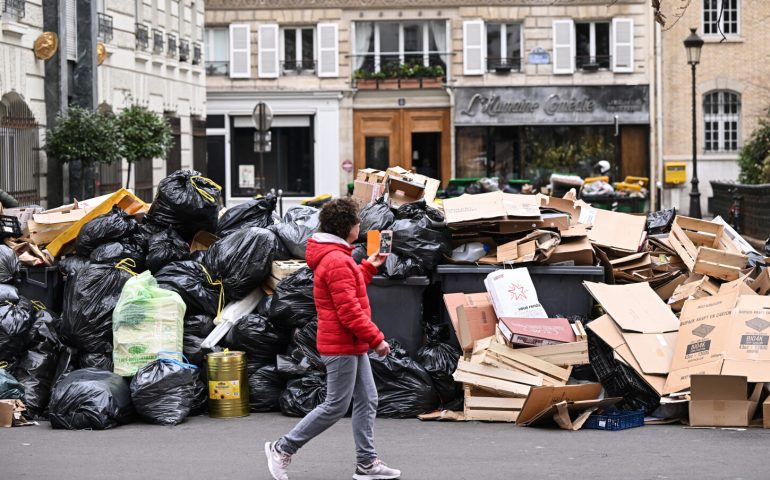 Huelga de recolectores llena de basura las calles de París