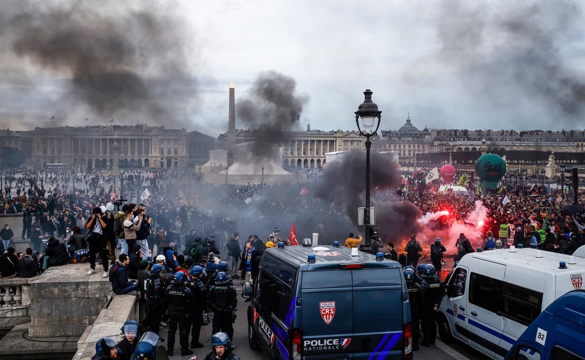 Detenidos más de 200 manifestantes tras aprobación de reforma de pensiones en Francia