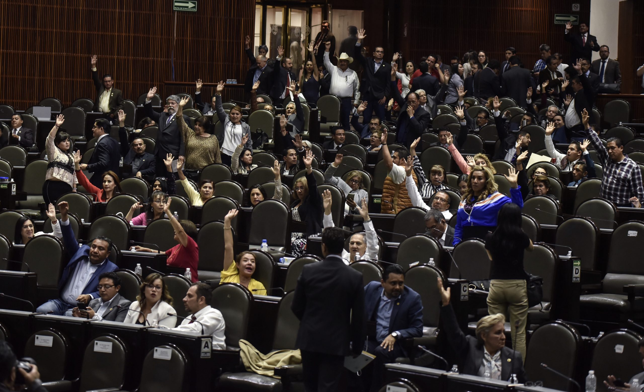 Aprueban reforma laboral con reducción de horas laborales y más días de descanso obligatorio