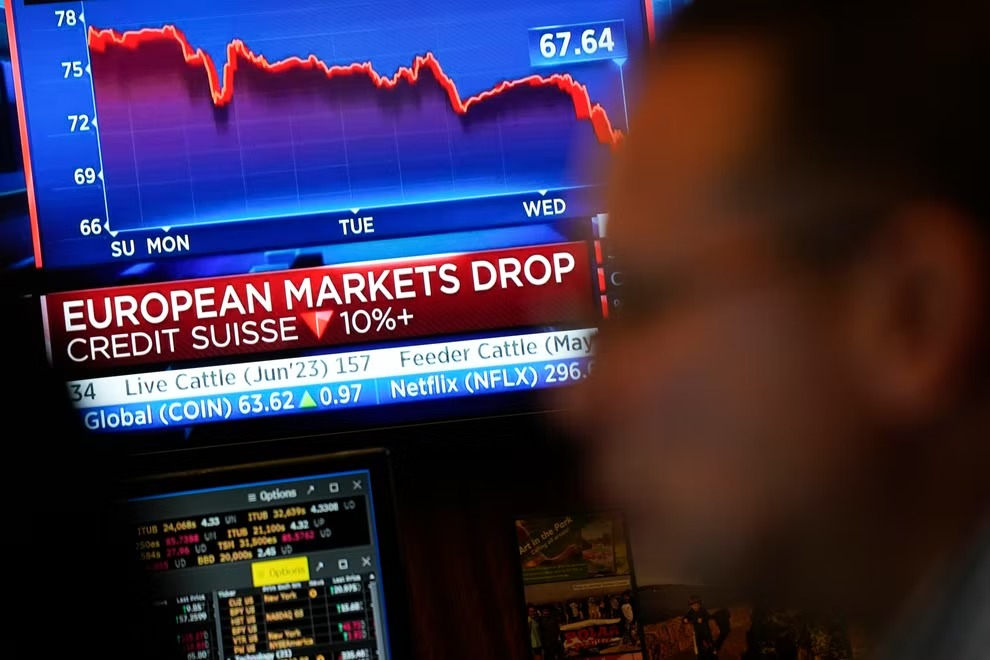 Caen acciones de bancos en Estados Unidos mientras Bitcoin sube