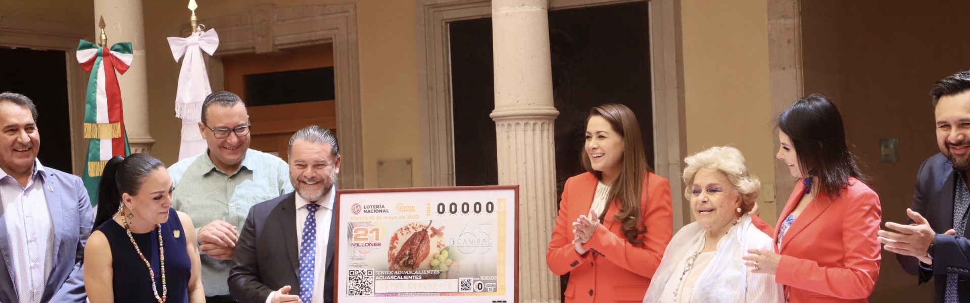 ENCABEZA TERE JIMÉNEZ PRESENTACIÓN DEL BILLETE CONMEMORATIVO DE LA LOTERÍA NACIONAL CON LA IMAGEN DEL CHILE AGUASCALIENTES