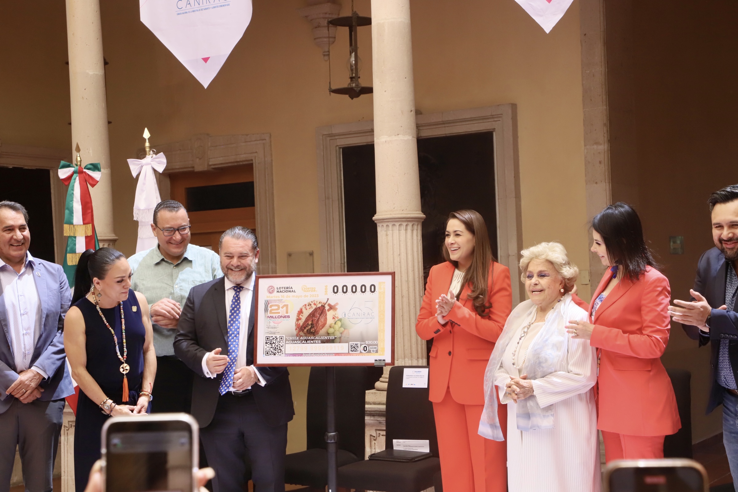 ENCABEZA TERE JIMÉNEZ PRESENTACIÓN DEL BILLETE CONMEMORATIVO DE LA LOTERÍA NACIONAL CON LA IMAGEN DEL CHILE AGUASCALIENTES