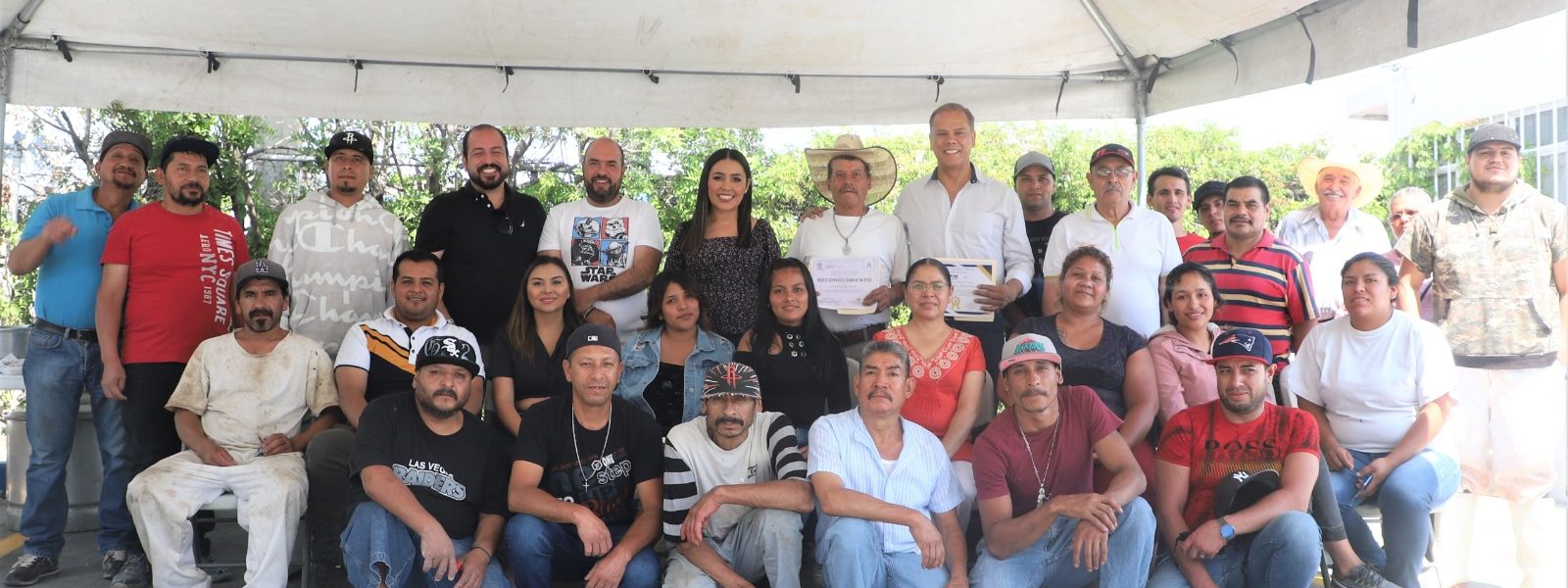 RECIBEN A LA PRIMERA PLANTILLA DE MUJERES EN EL RASTRO DE JM