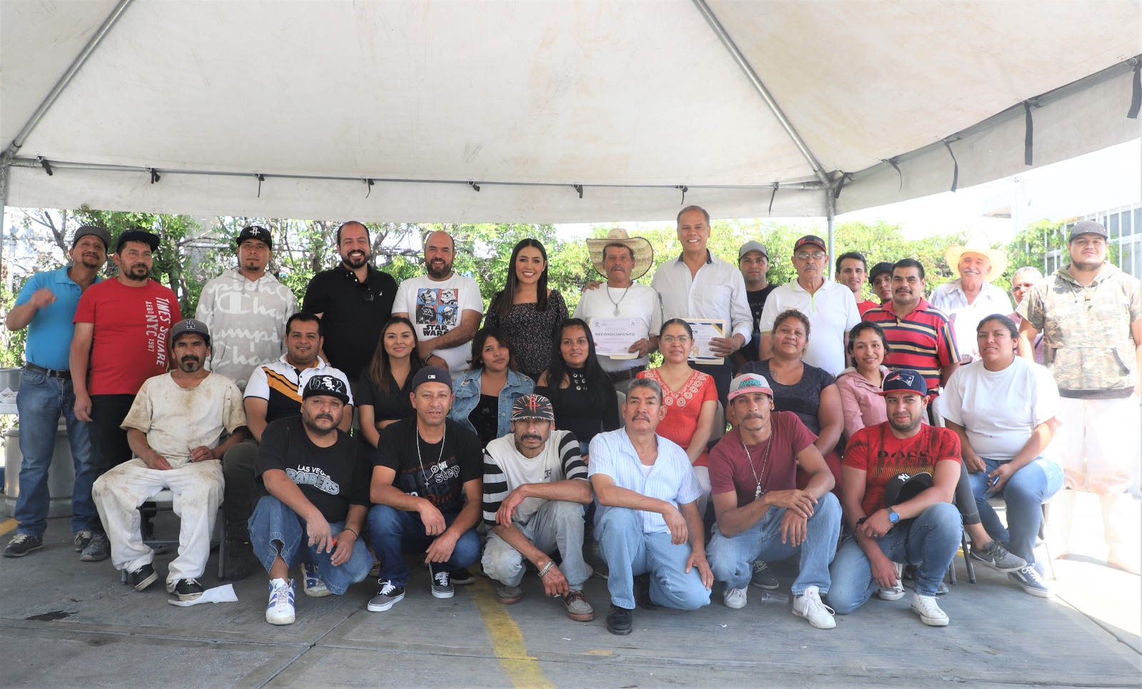 RECIBEN A LA PRIMERA PLANTILLA DE MUJERES EN EL RASTRO DE JM