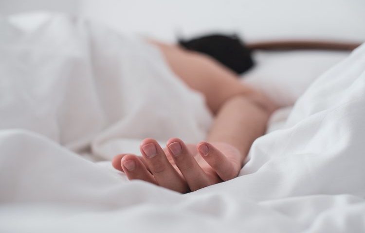 Los riesgos de dormir boca abajo: Impacto en la columna y la salud