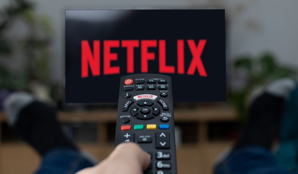 Evita el cargo extra de netflix al compartir cuentas de esta forma