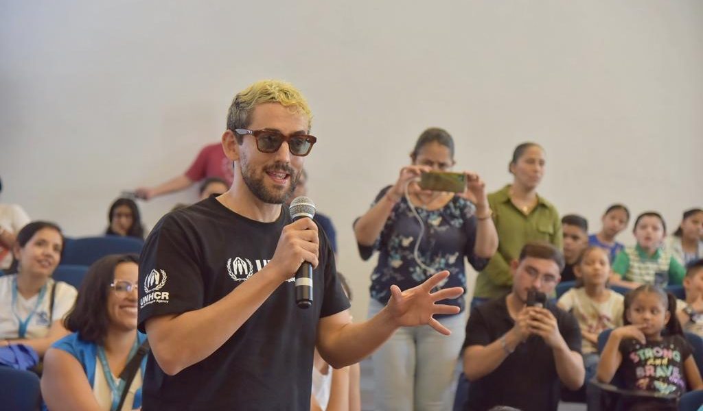 VISITAN LA CASA DE MÚSICA PERSONAL DE ACNUR