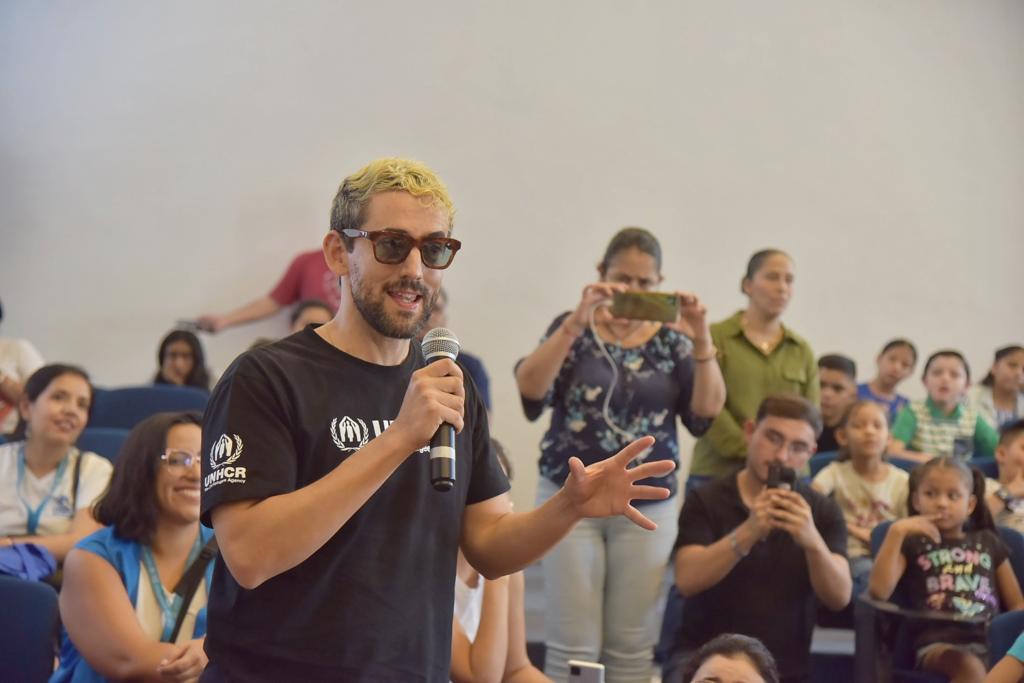 VISITAN LA CASA DE MÚSICA PERSONAL DE ACNUR
