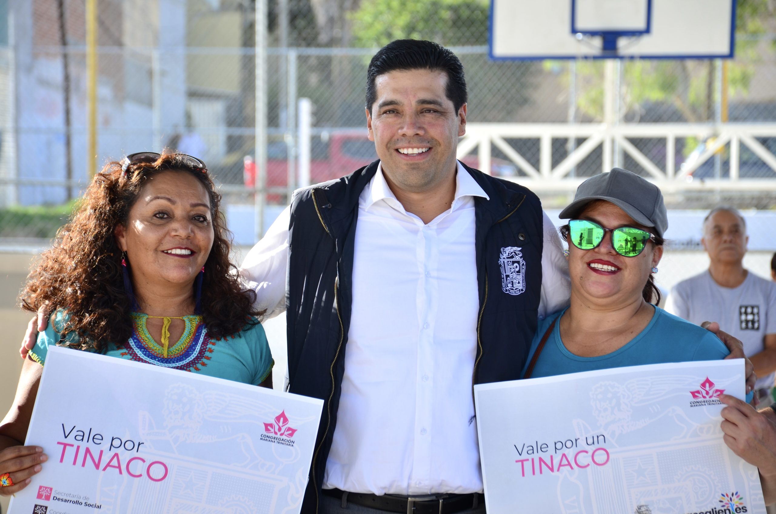 ENCABEZA LEO MONTAÑEZ ENTREGA DE EQUIPAMIENTOS PARA EL HOGAR A VECINOS DEL FIDEL VELÁZQUEZ