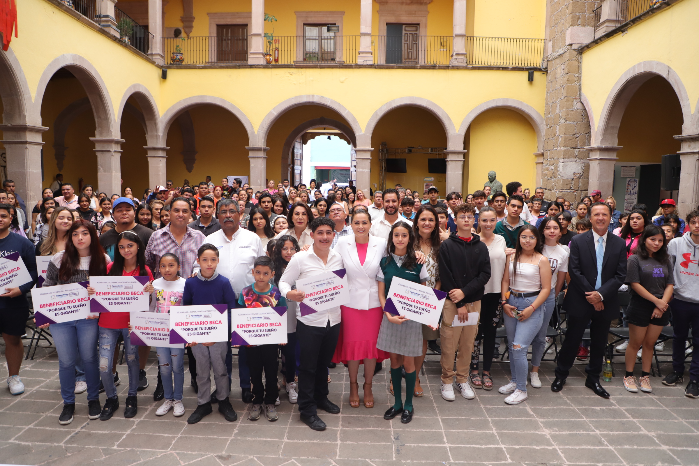 ENTREGA TERE JIMÉNEZ BECAS DE IMPULSO A LA EDUCACIÓN “PORQUE TU SUEÑO ES GIGANTE”